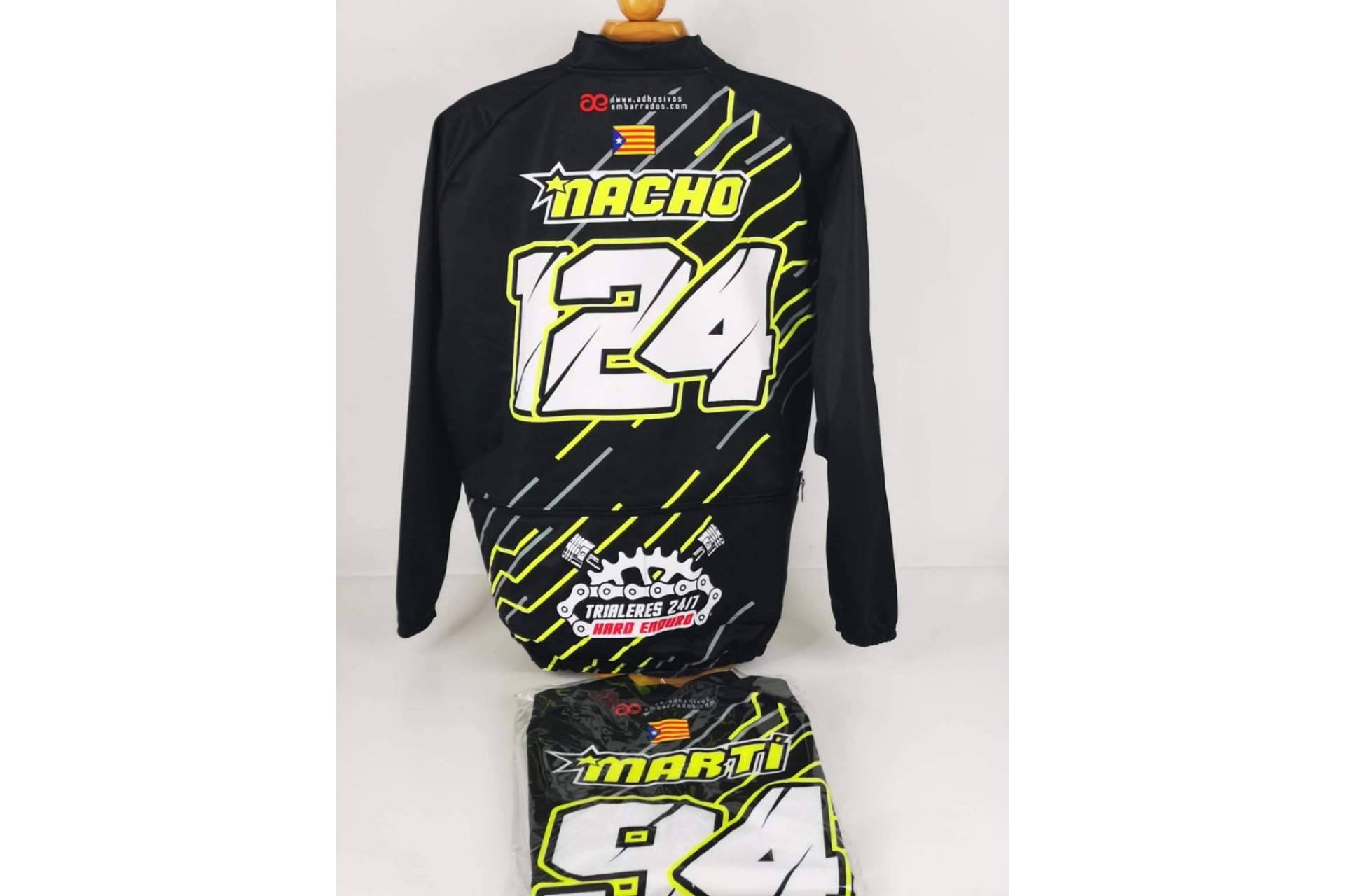 ADHESIVOSEMBARRADOS permite crear una imagen exclusiva con equipación de enduro y motocross personalizada