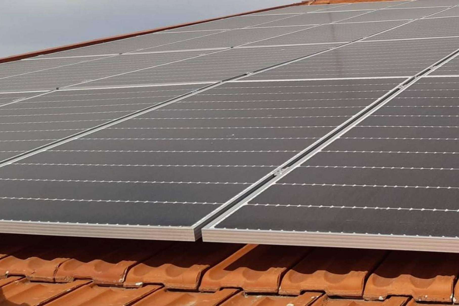 Enchufarse al sol para olvidarse de la subida de la luz