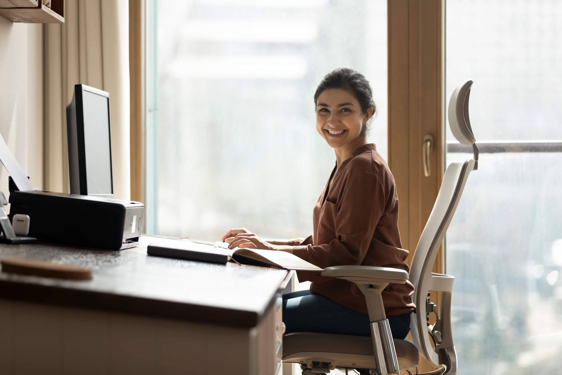 Utilizar sillas ergonómicas en la oficina, con OfficeDeco