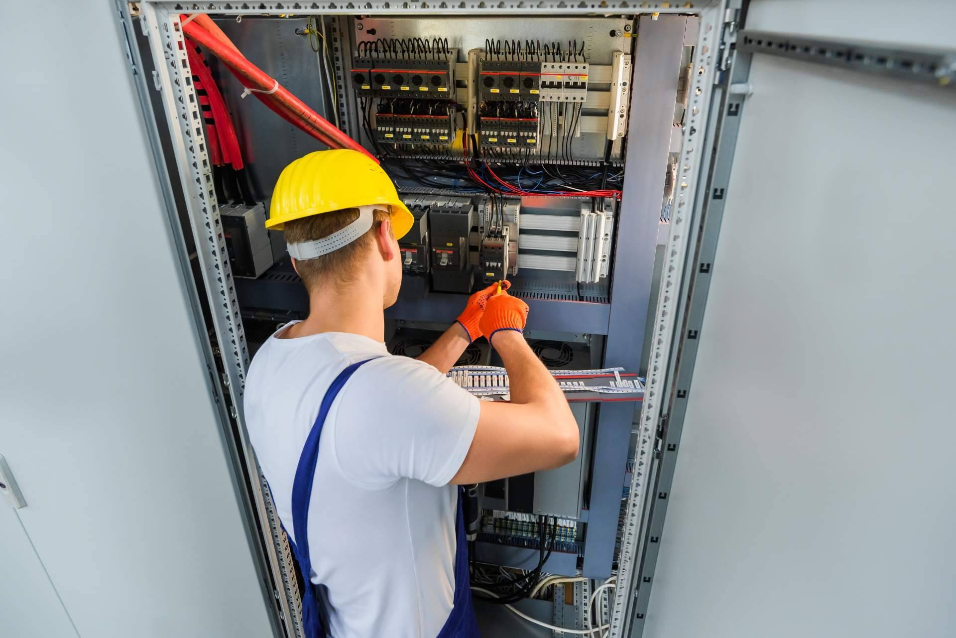 Soluciones González pone a disposición de sus clientes un equipo de electricistas Málaga 24h para solucionar cualquier urgencia