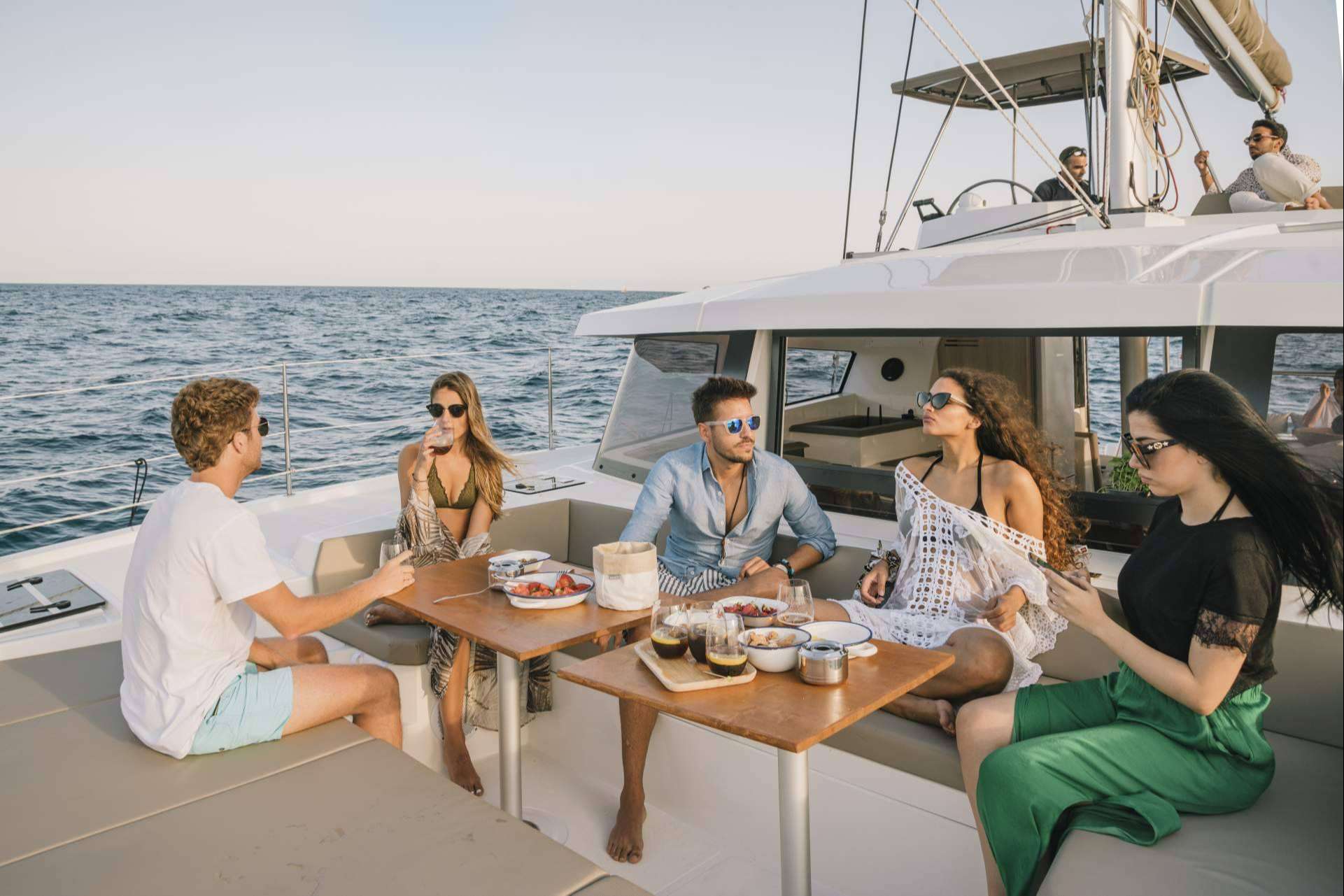 Disfrutar de un catamarán privado en Barcelona con Sondevela
