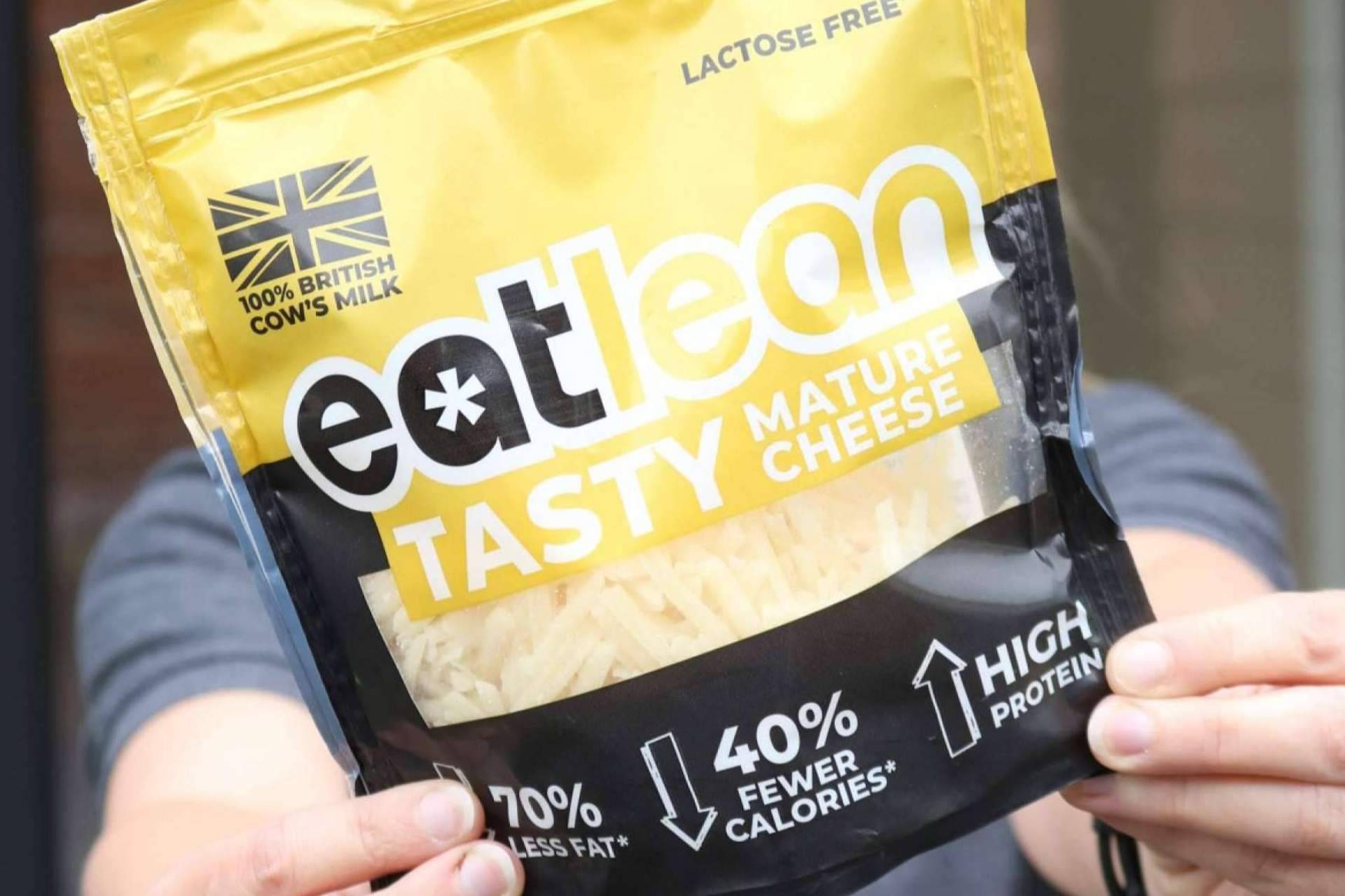 El queso curado rallado sin lactosa de Eatlean, una nueva receta alta en proteínas y baja en grasas y en calorías