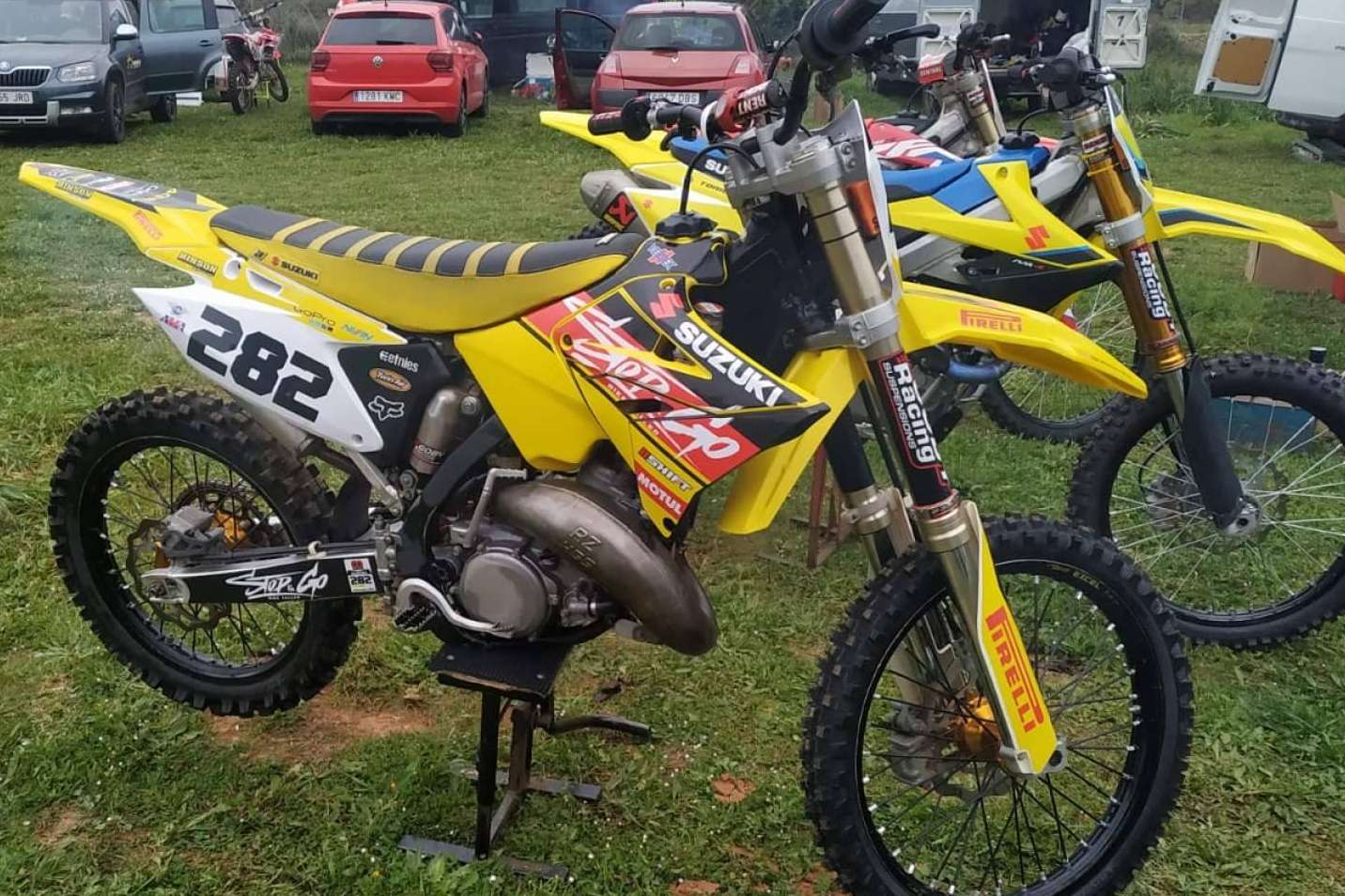 Personalización de pegatinas para motos, con ADHESIVOSEMBARRADOS
