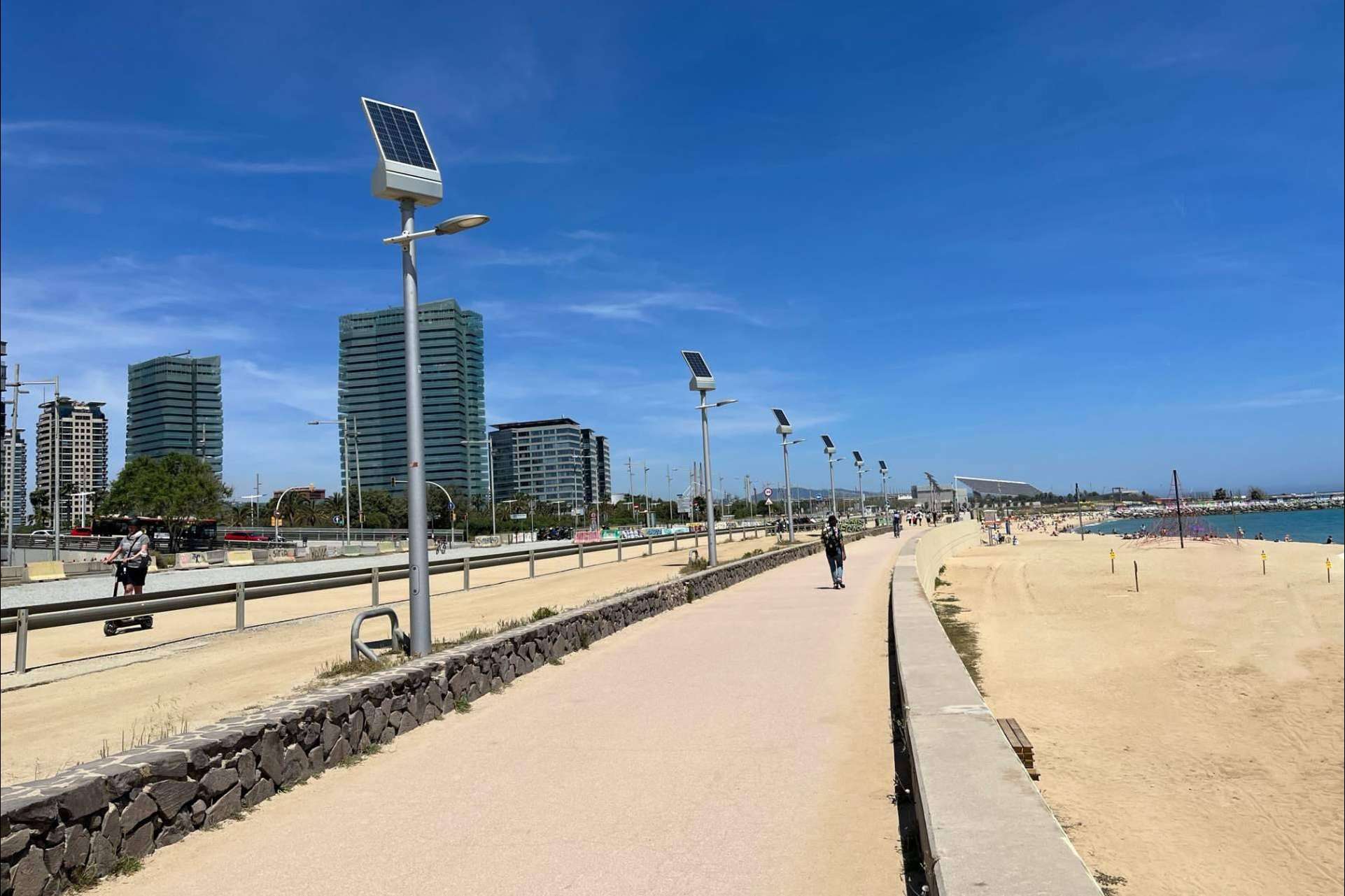 ¿Cómo garantizar la iluminación en días nublados y de baja radiación? Ekiona Iluminación Solar