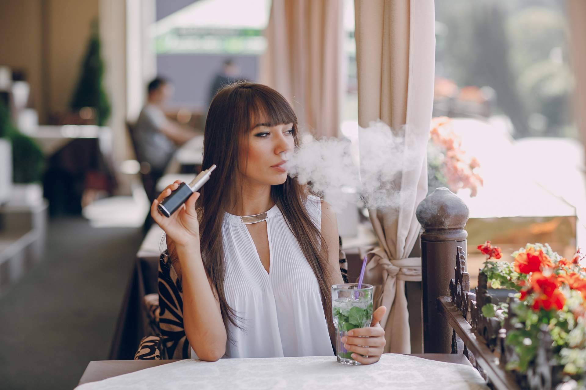 Distintos modelos y marcas de vapers sin nicotina en la vitrina de VitalCigar