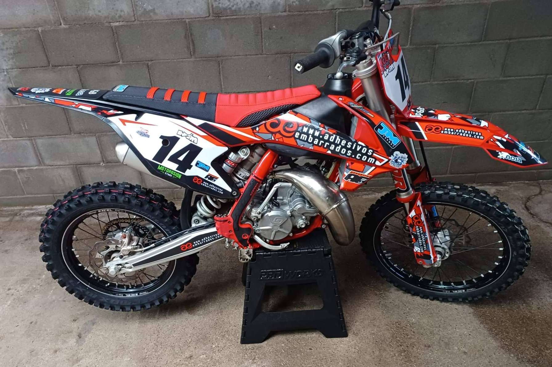Los adhesivos personalizados para motos de ADHESIVOSSEMBARRADOS