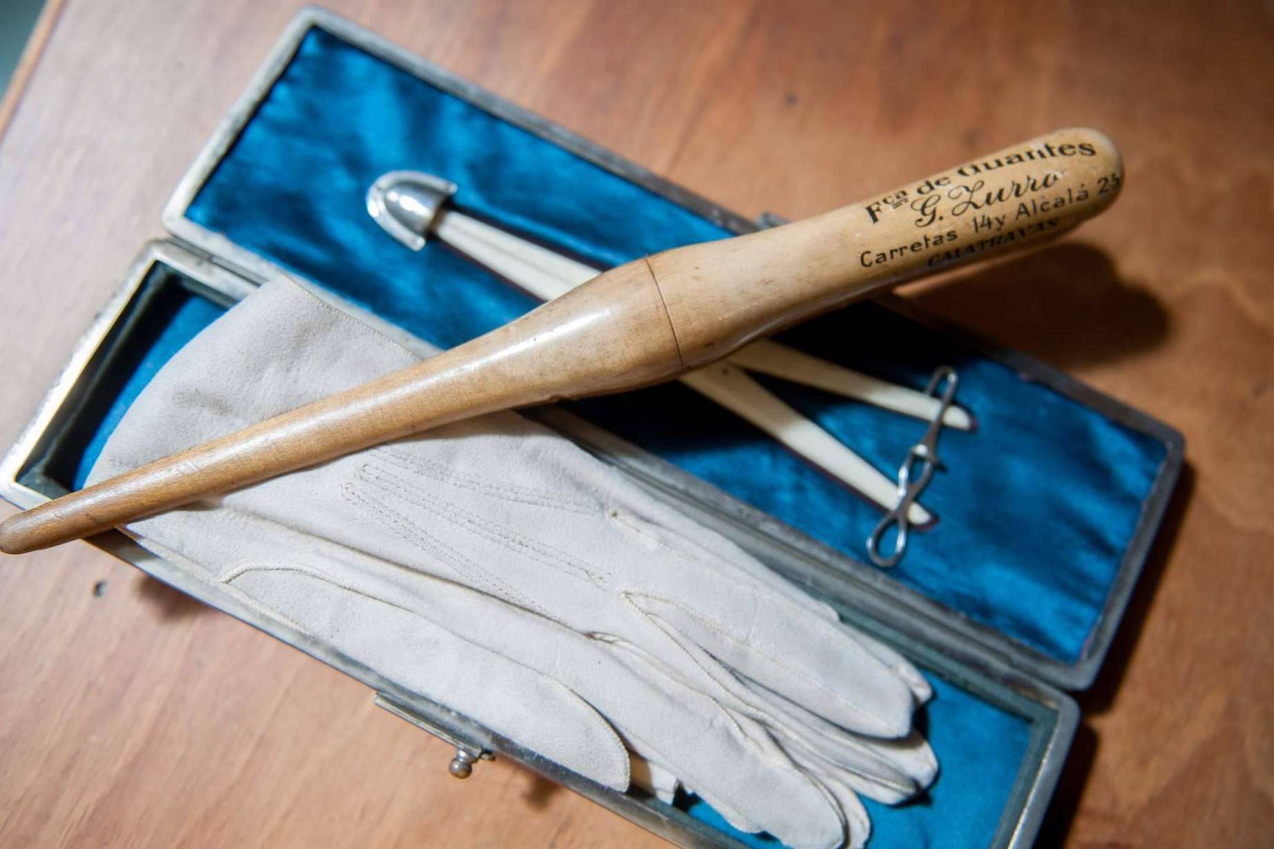 Santacana dispone de guantes de cine y series