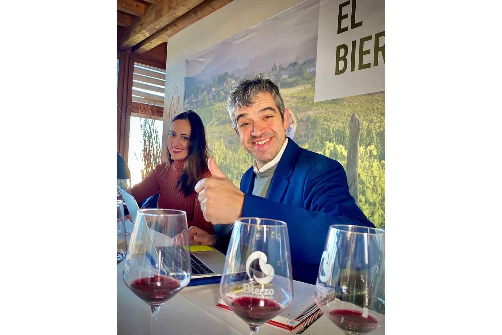 El sumiller Ferran Centelles valora muy positivamente la clasificación de viñedo y protagoniza dos catas a ciegas en el Bierzo