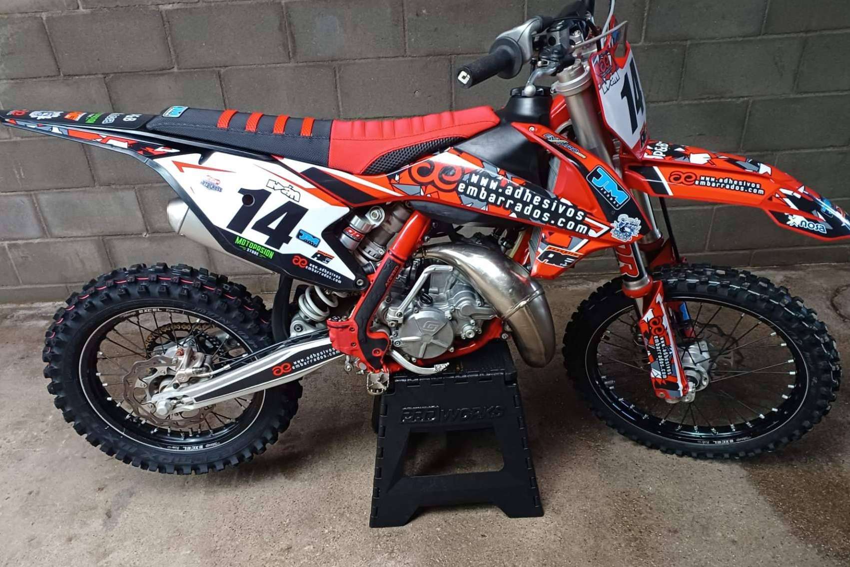Las pegatinas para motos personalizadas de ADHESIVOSEMBARRADOS