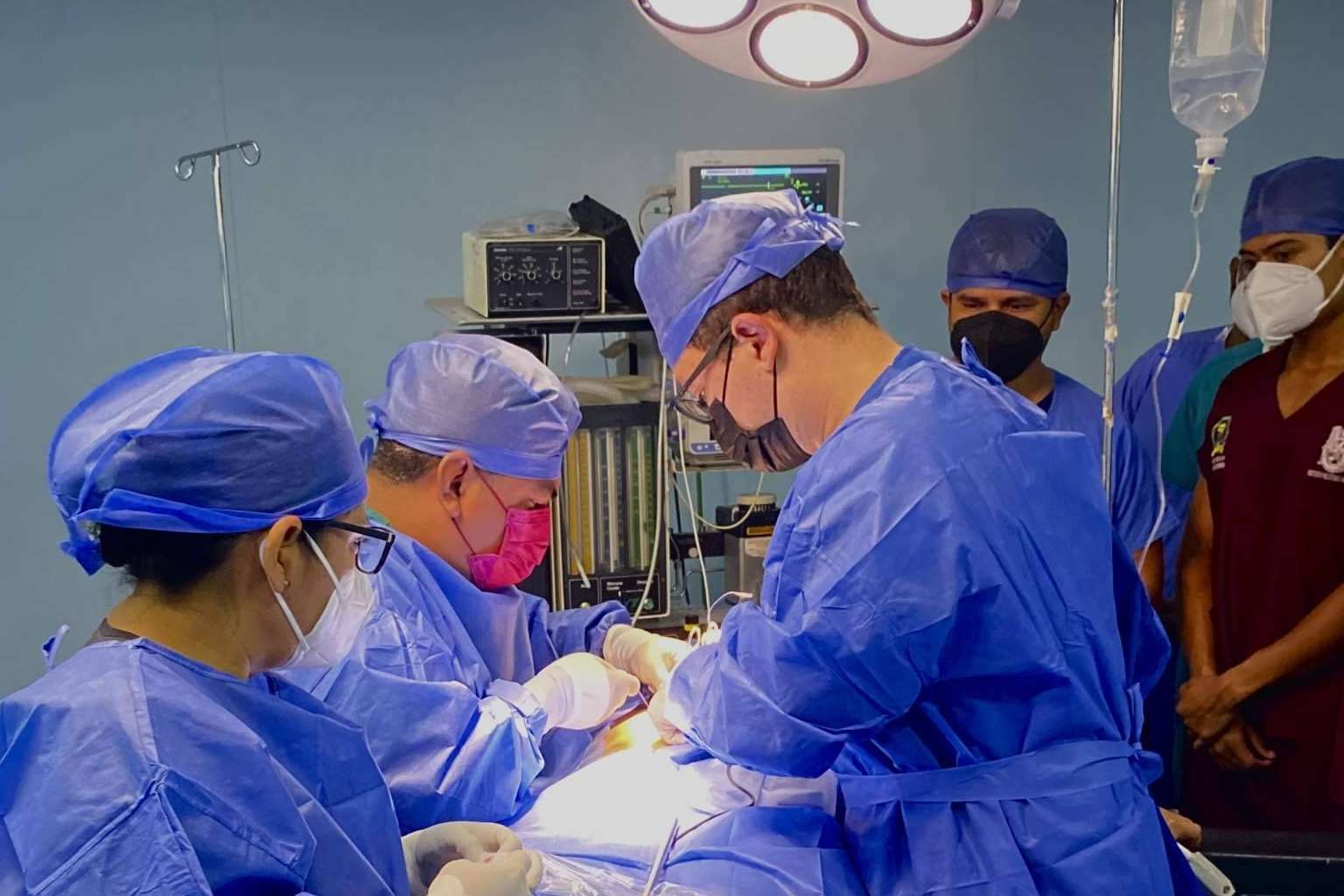 ¿Cuándo puede ser necesario acudir con un cirujano laparoscopista como el Doctor Alan D. Hernández?