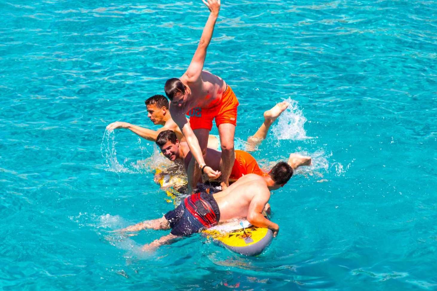 Explorar las calas de la isla con un crucero por Ibiza