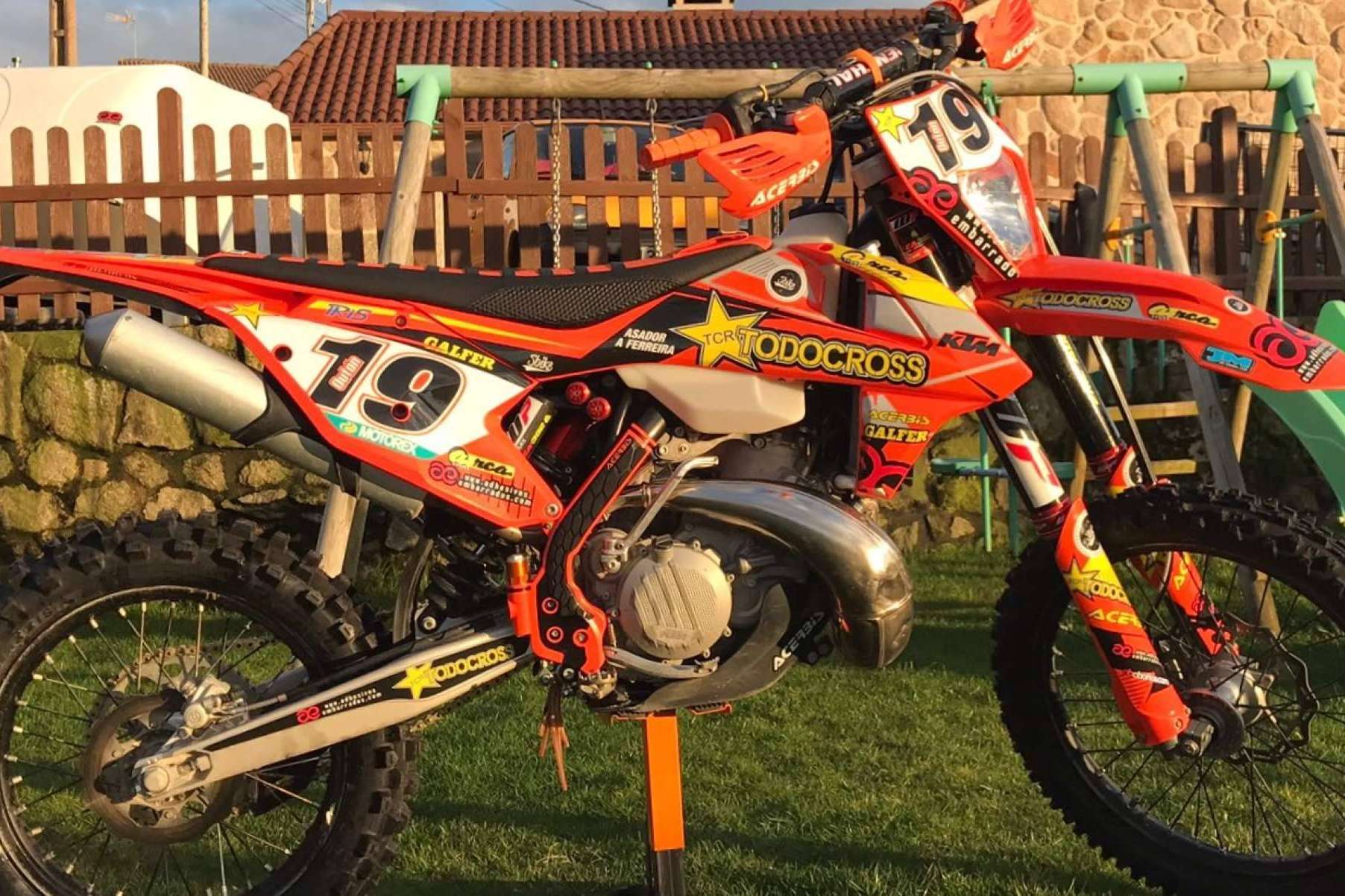 Plásticos y adhesivos para motos off road de la mano de ADHESIVOSEMBARRADOS