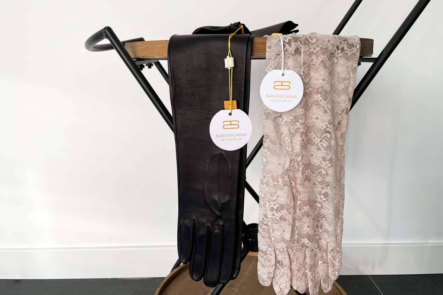 Santacana, el arte de la elegancia en guantes largos para eventos especiales