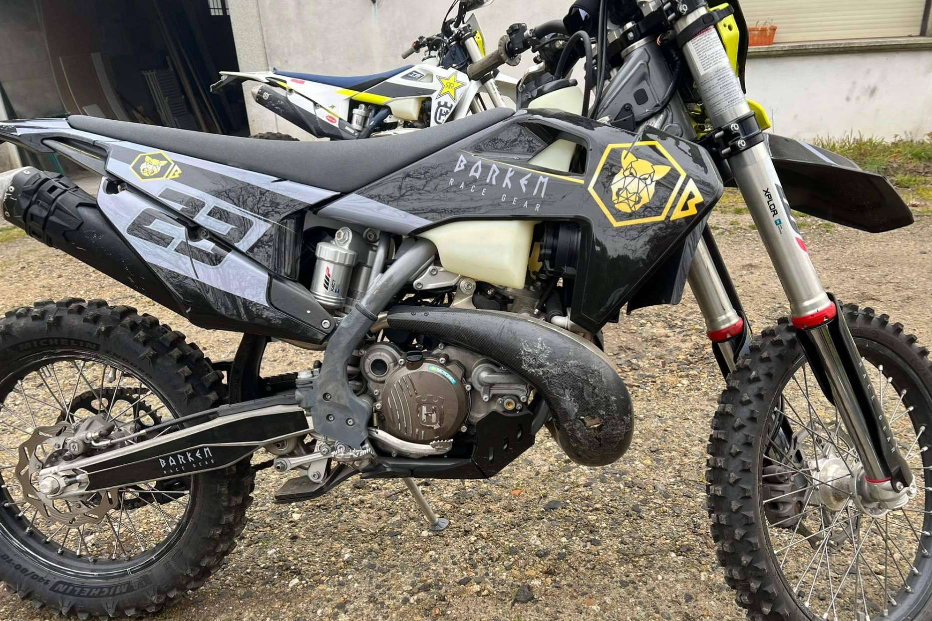 ADHESIVOSEMBARRADOS incluye en su catálogo nuevos modelos de pegatinas para moto