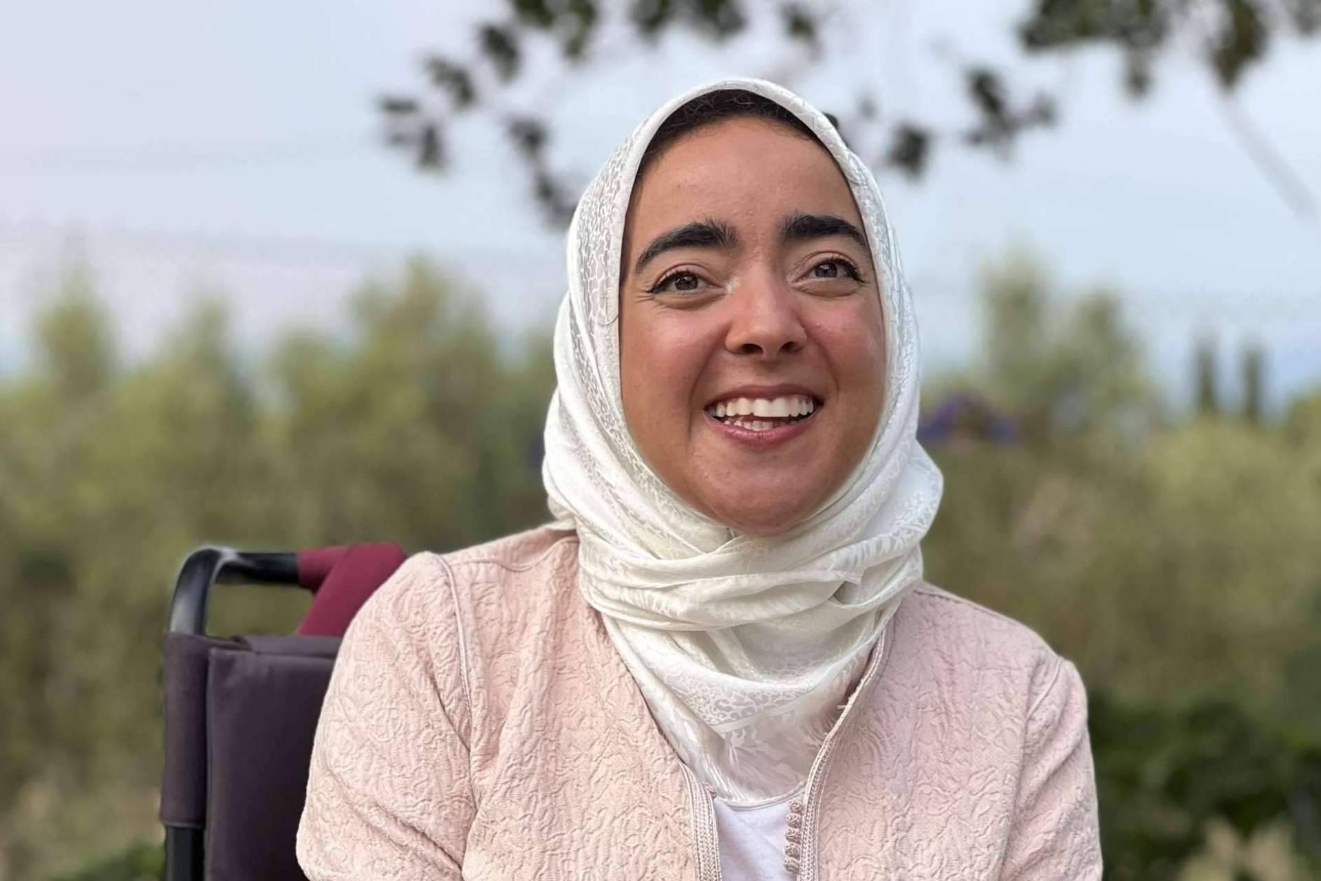 Hanan Riyani cuenta su historia llena de superación personal y ganas de ayudar a los demás
