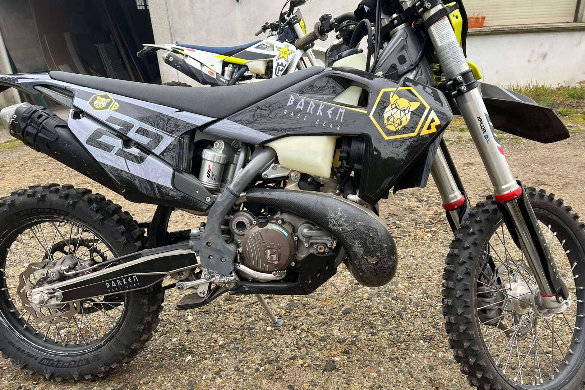 Las pegatinas de ADHESIVOSEMBARRADOS potencian la estética y protegen la moto