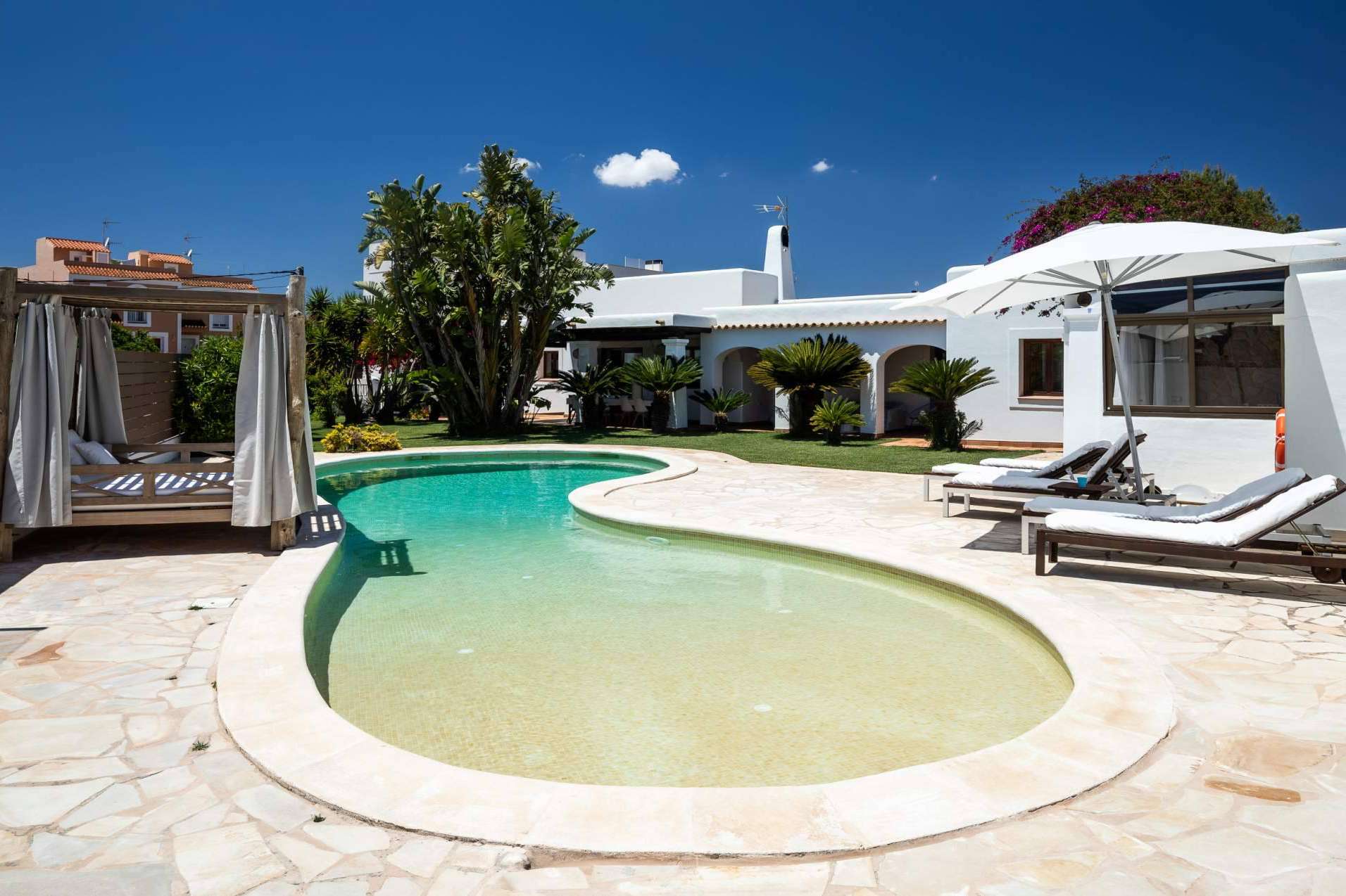 Alquilar una casa en Ibiza con piscina para disfrutar de las vacaciones con familia o amigos