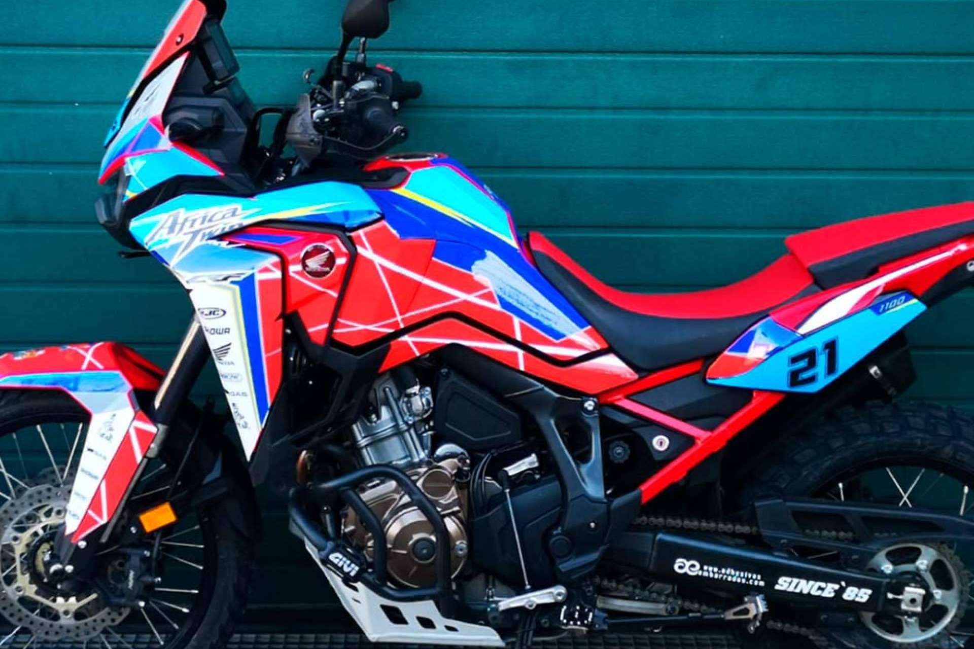 Personalización de adhesivos para motos de la mano de ADHESIVOSEMBARRADOS