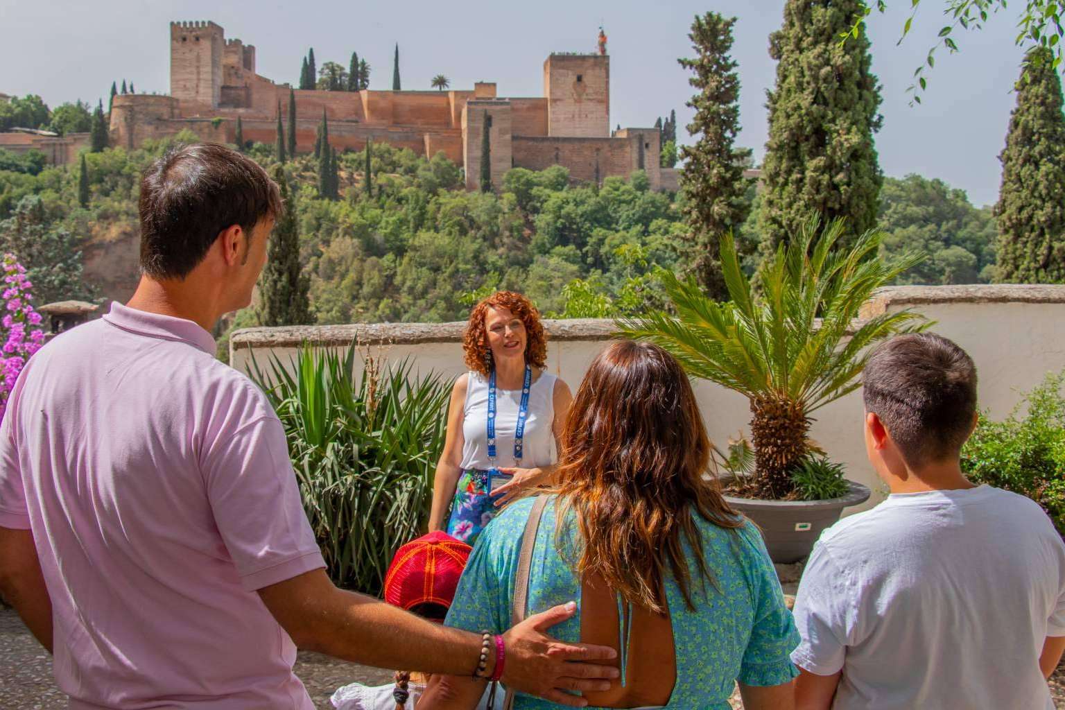 La guía turística Granada Arantxa Serrano y su servicio de visita guiada profesional