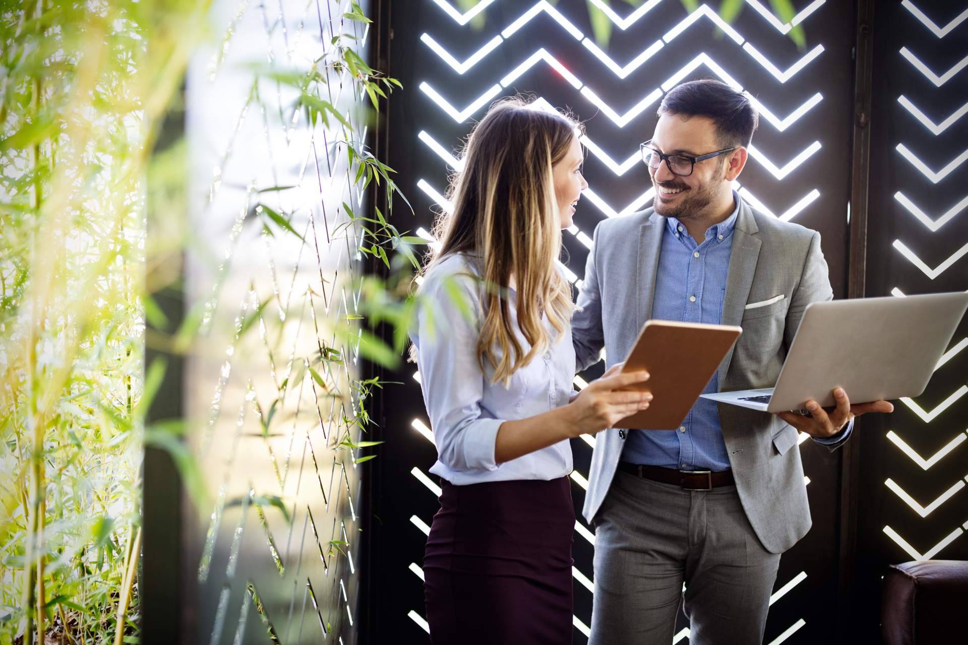 ¿Cuáles son las motivaciones para emprender un negocio y cómo puede ayudar AEI Business School a hacerlo realidad?