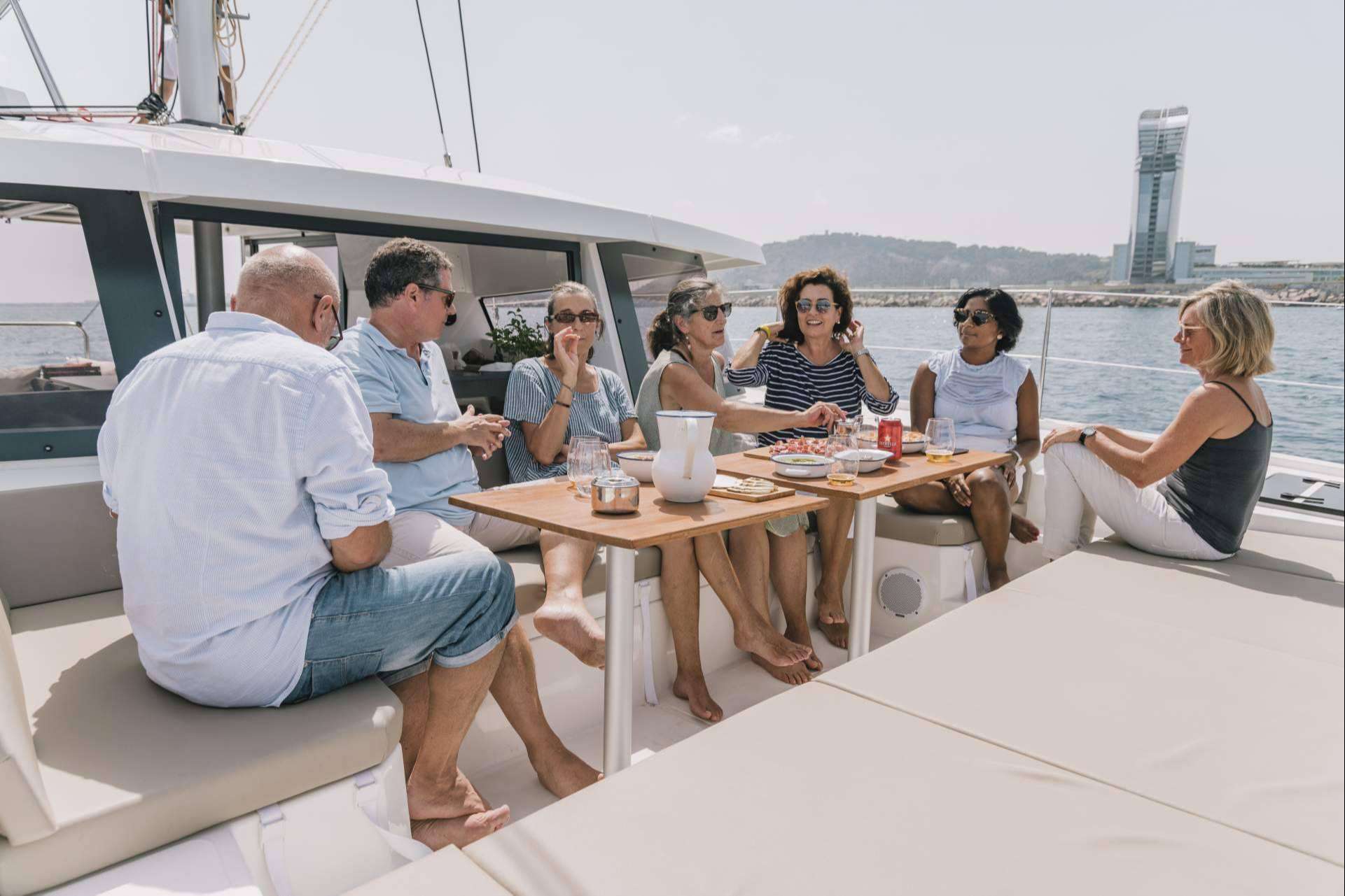 Tener un evento de empresa y alquilar un barco, con Sondevela