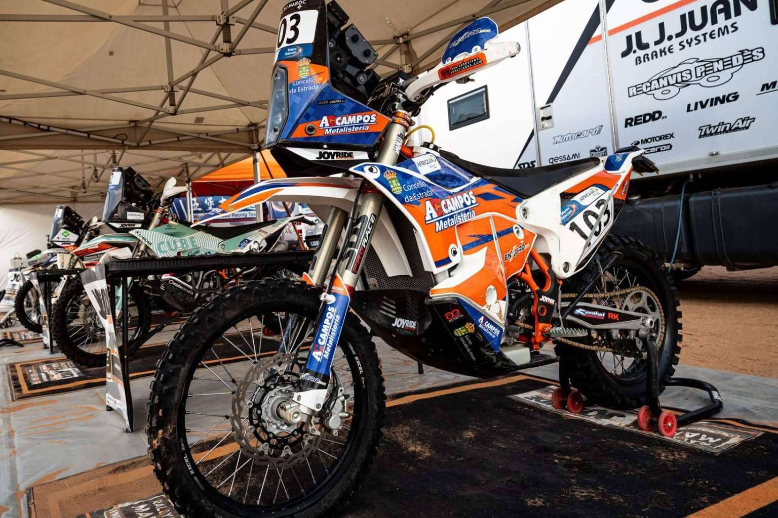 ADHESIVOSEMBARRADOS pone a disposición equipaciones para rally en moto