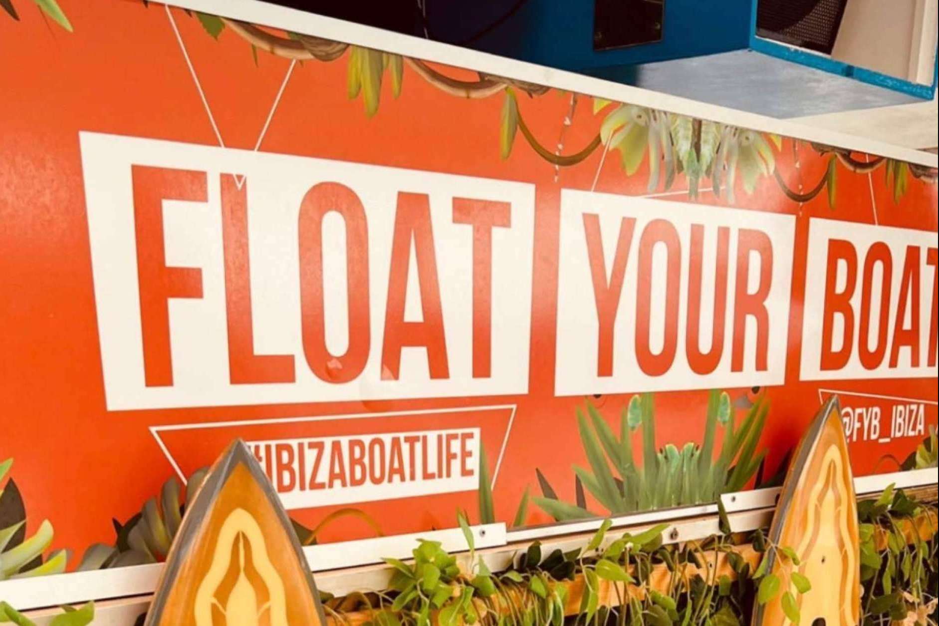 Disfrutar de una Ibiza boat party con Float Your Boat