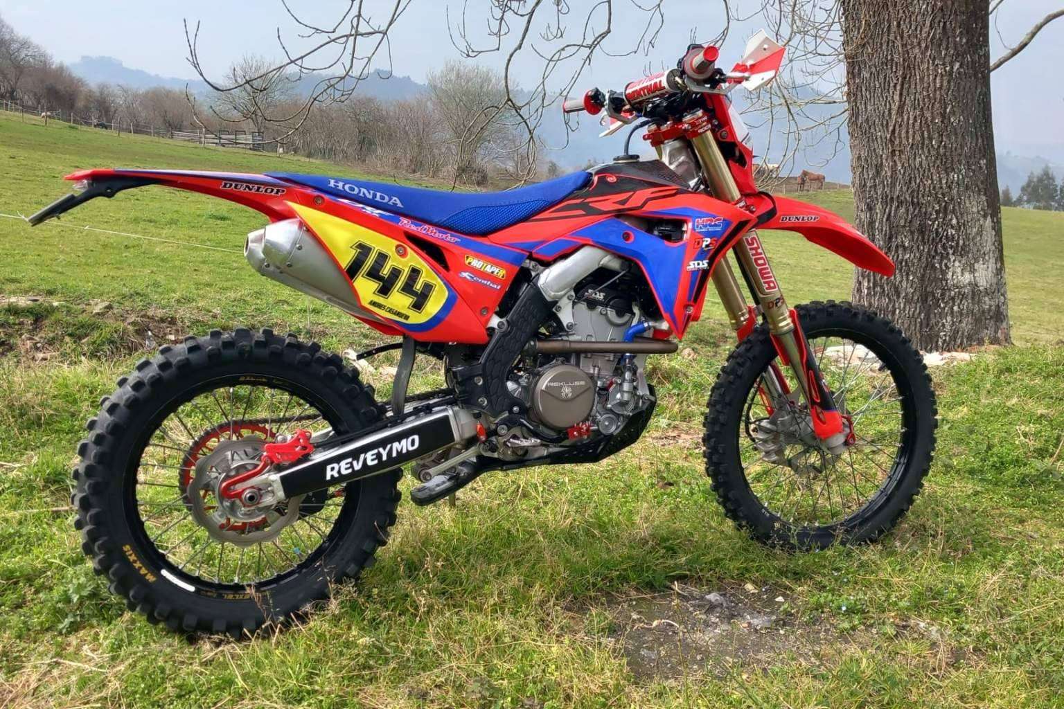 Adhesivos para motos offroad personalizables, de la mano de ADHESIVOSEMBARRADOS