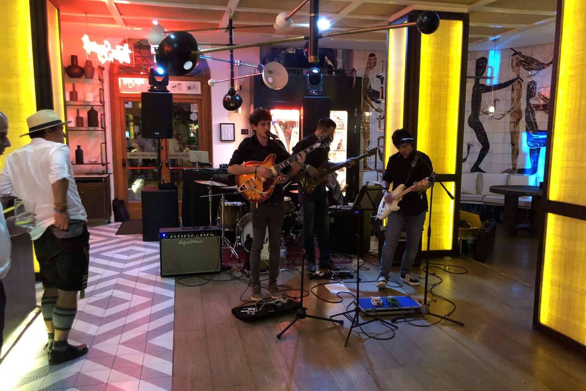 Contratar el servicio DJ, cantante y banda musical que ofrece Alquiler Sonido