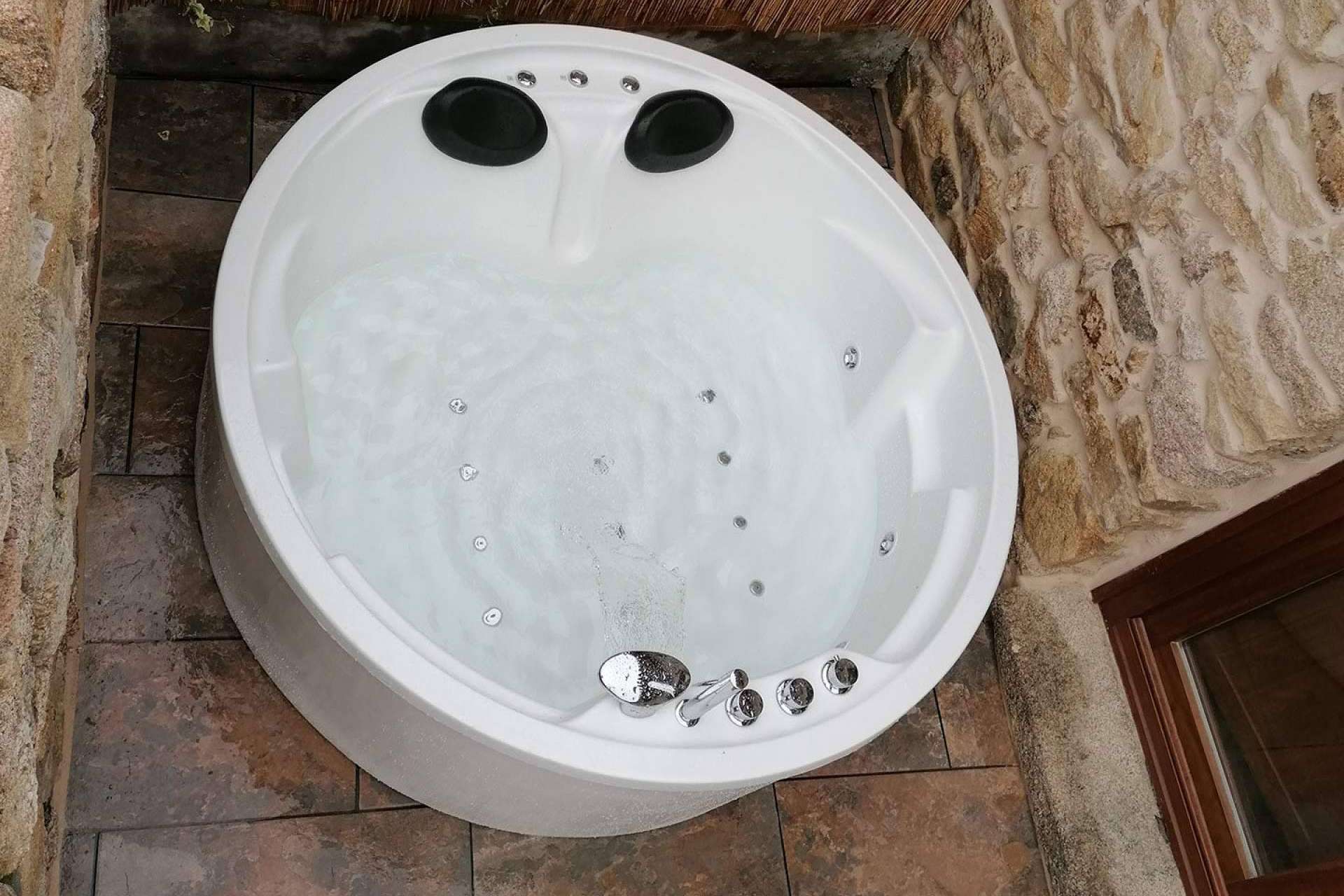 Con las bañeras redondas de Hidromasajes Eca, diseñar un rincón íntimo para el relax
