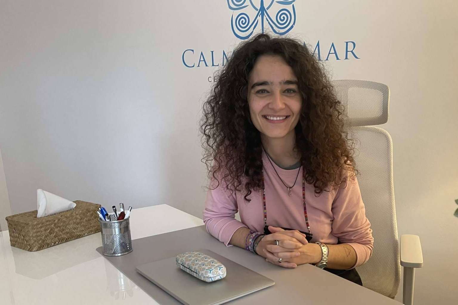 Calma al Mar enfatiza la importancia de la perspectiva de género en terapia