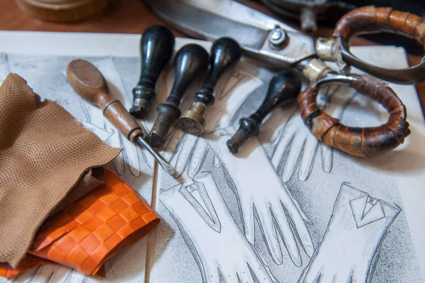 Santacana se dedica a la fabricación de guantes a medida desde 1896