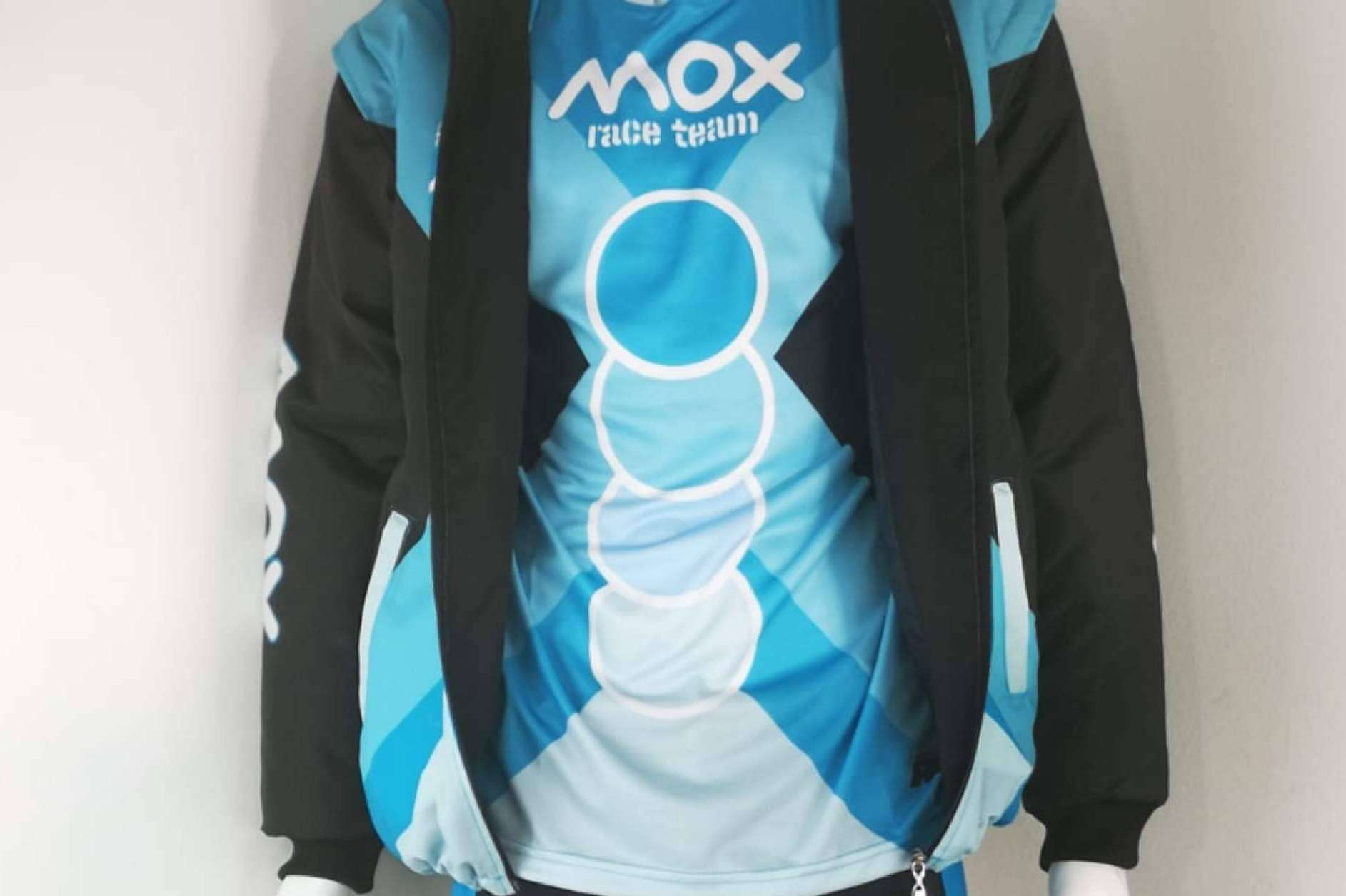 La importancia de la ropa personalizada en una disciplina como el motocross, con ADHESIVOSEMBARRADOS