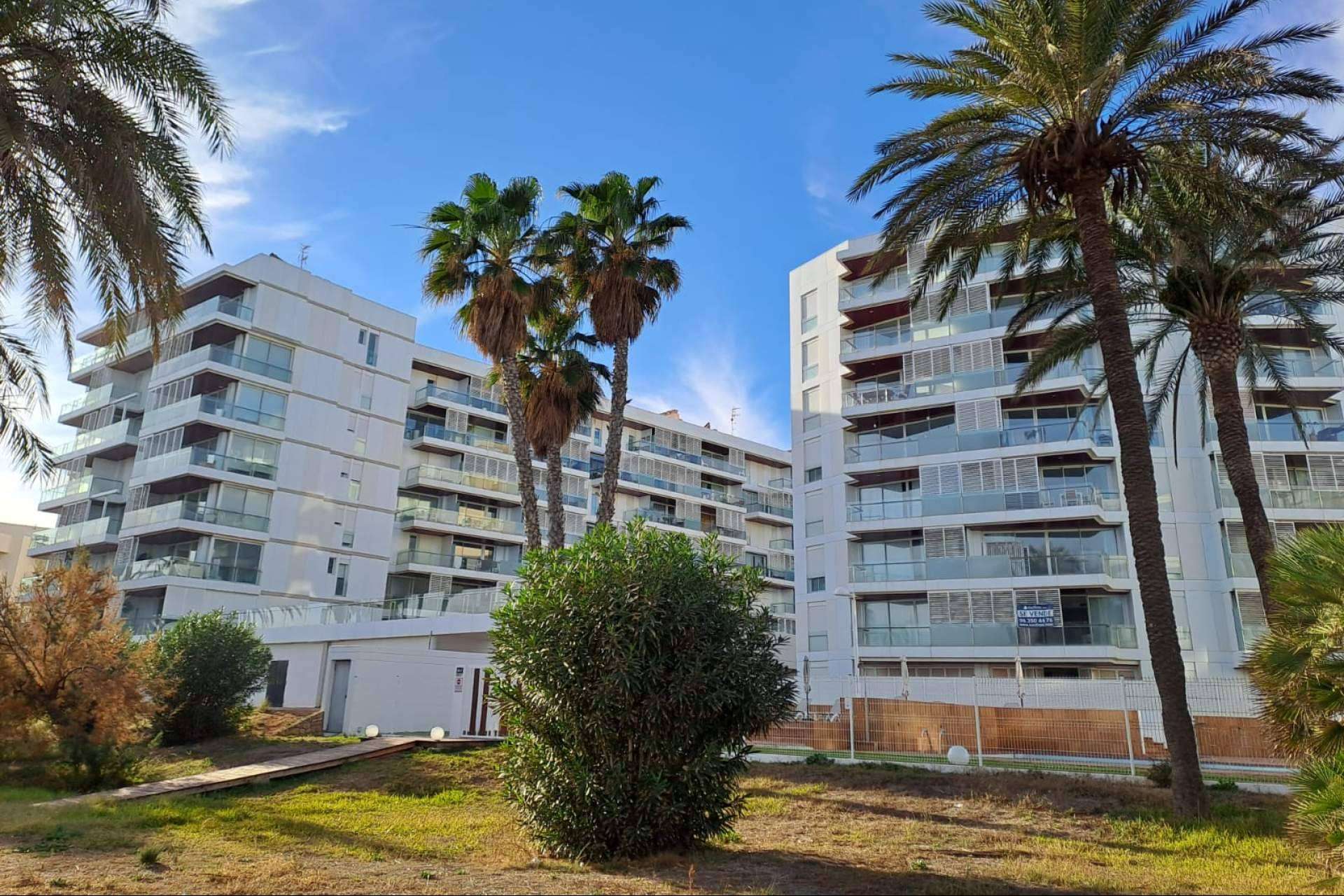 Viviendas y garajes en primera línea de la playa d’En Bossa; oportunidad de inversión en Ibiza