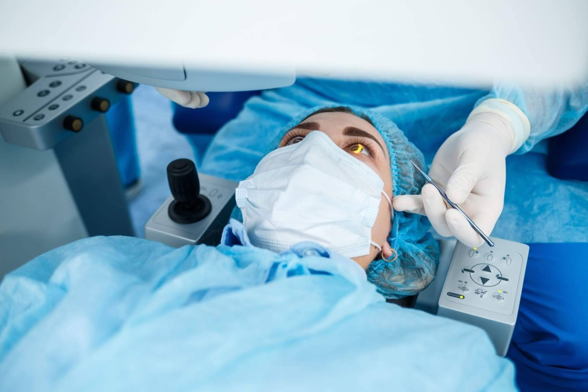 Cuáles son las ventajas de la cirugía de presbicia y cataratas con expertos del Departamento de Oftalmología del Hospital Universit