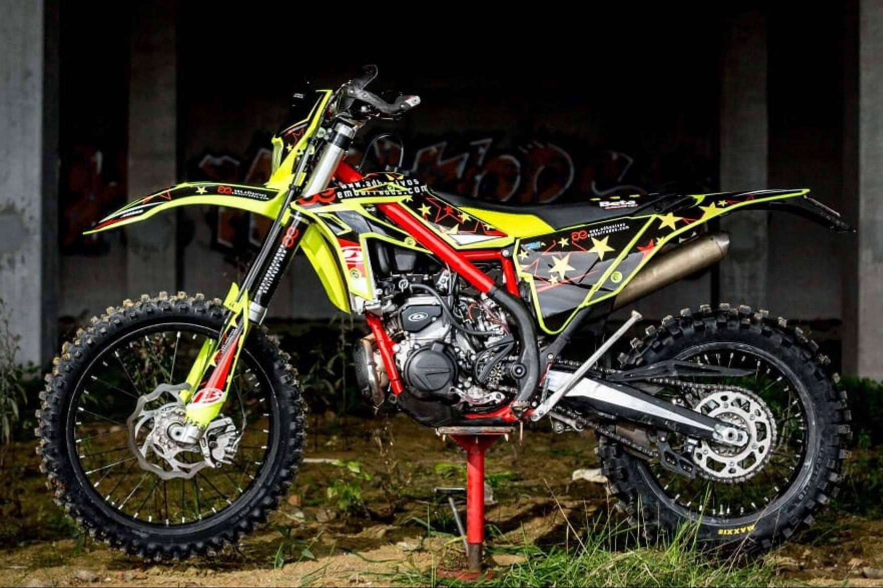 Plásticos y adhesivos de motocross para dar un nuevo aspecto a la moto