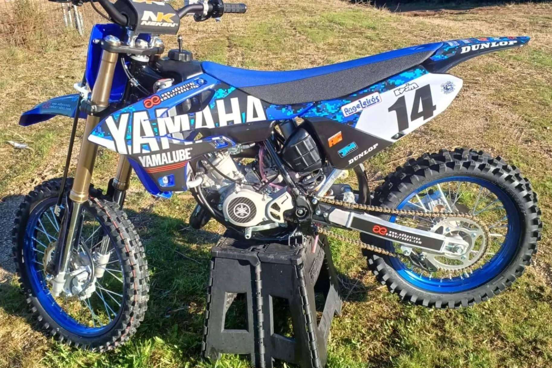 ADHESIVOSEMBARRADOS ofrece diseños de plásticos y adhesivos para motocross personalizados