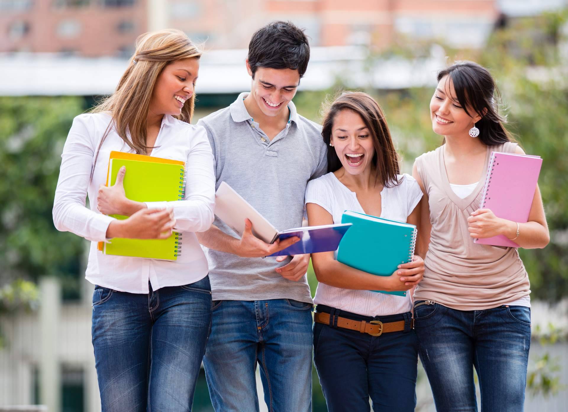 Becas universitarias en España, ApruebaTodo explica cuáles son las más populares