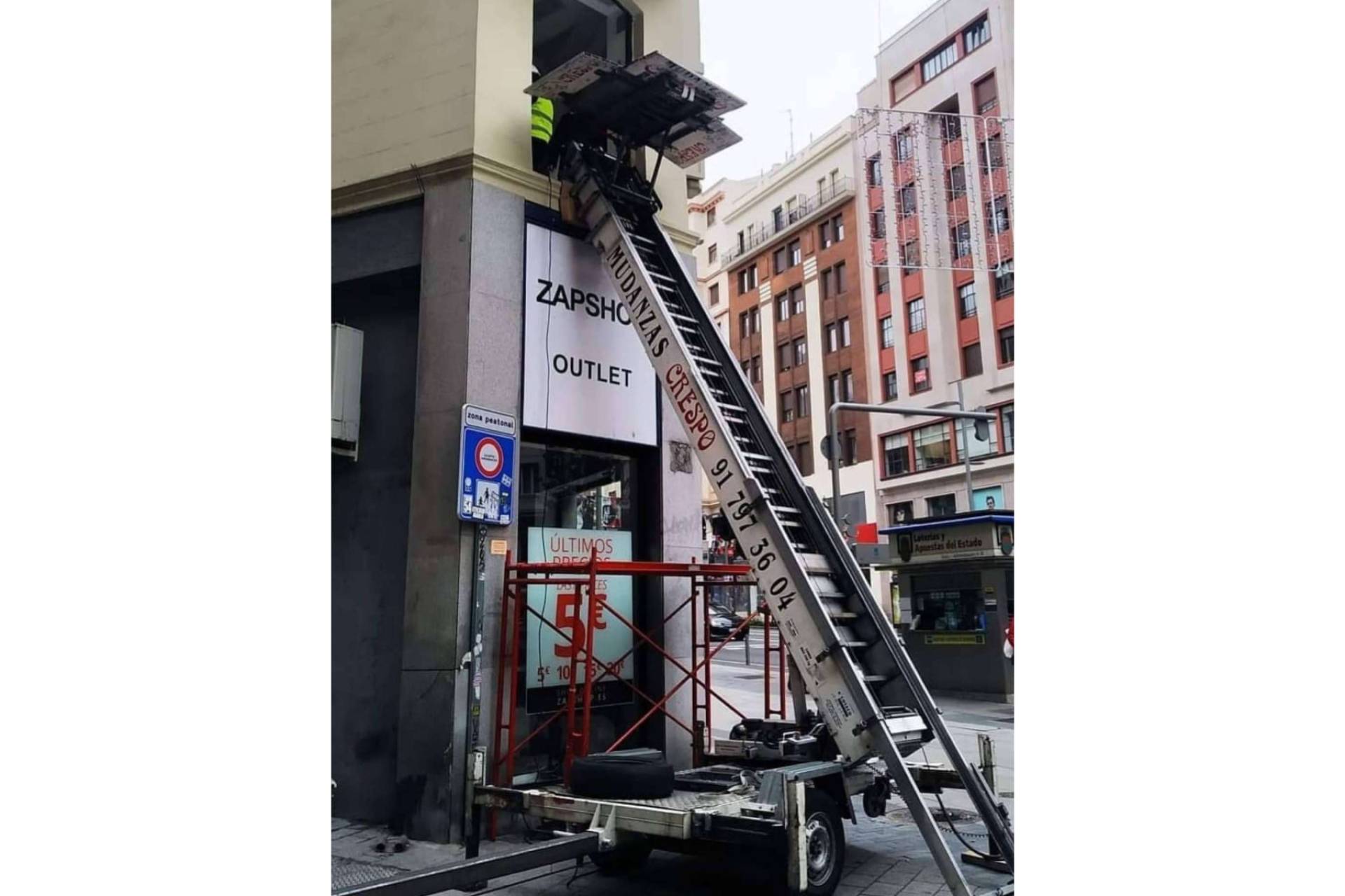 Alquiler de grúas montamuebles, un servicio que ha impulsado el éxito de Mudanzas Crespo