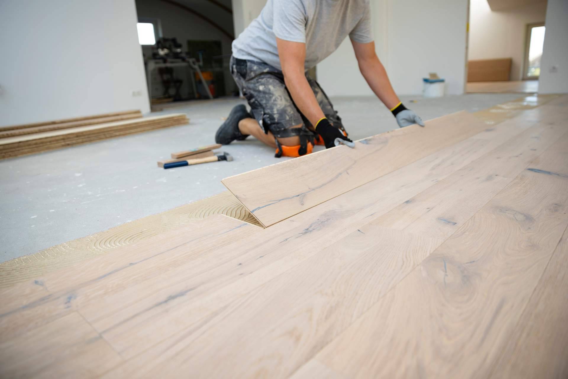 ApliService  y su equipo de expertos en instalación de parquet y puertas de interior