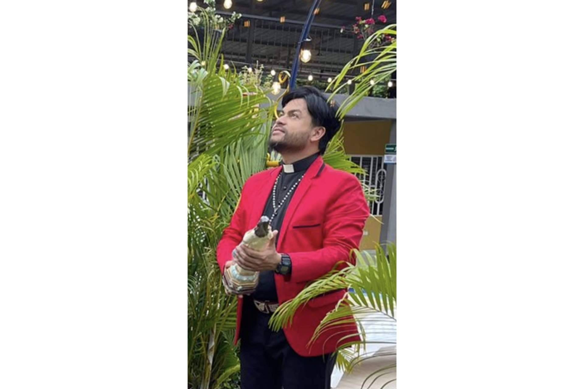 El sacerdote Camilo Cardozo se populariza en Reino Unido como el sacerdote youtuber