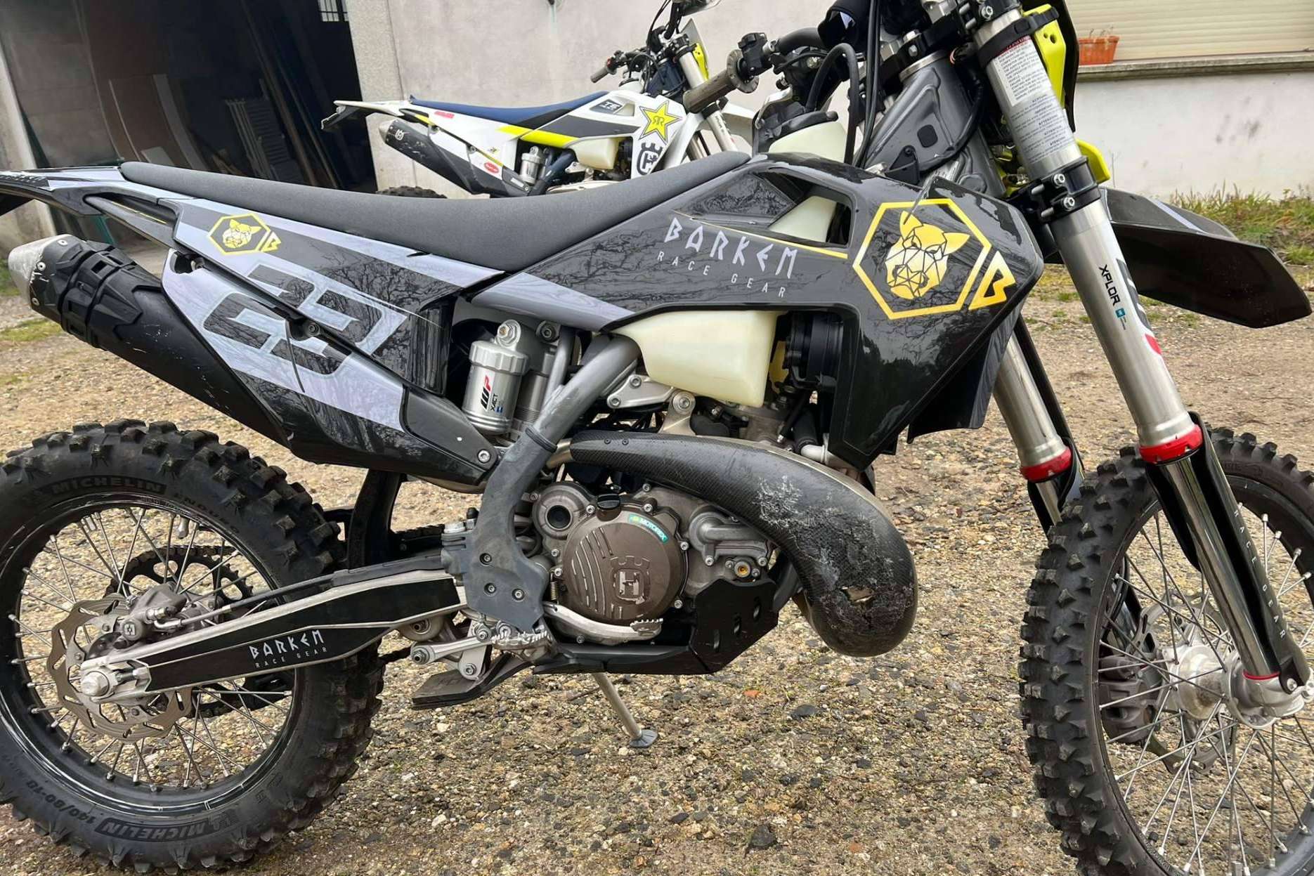 Personalización de motocicletas con ADHESIVOSEMBARRADOS