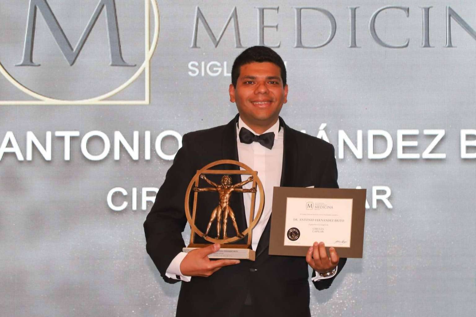 El Dr. Antonio Fernández Brito de Microcapilar Hair Clinic recibió un galardón como Cirujano Capilar