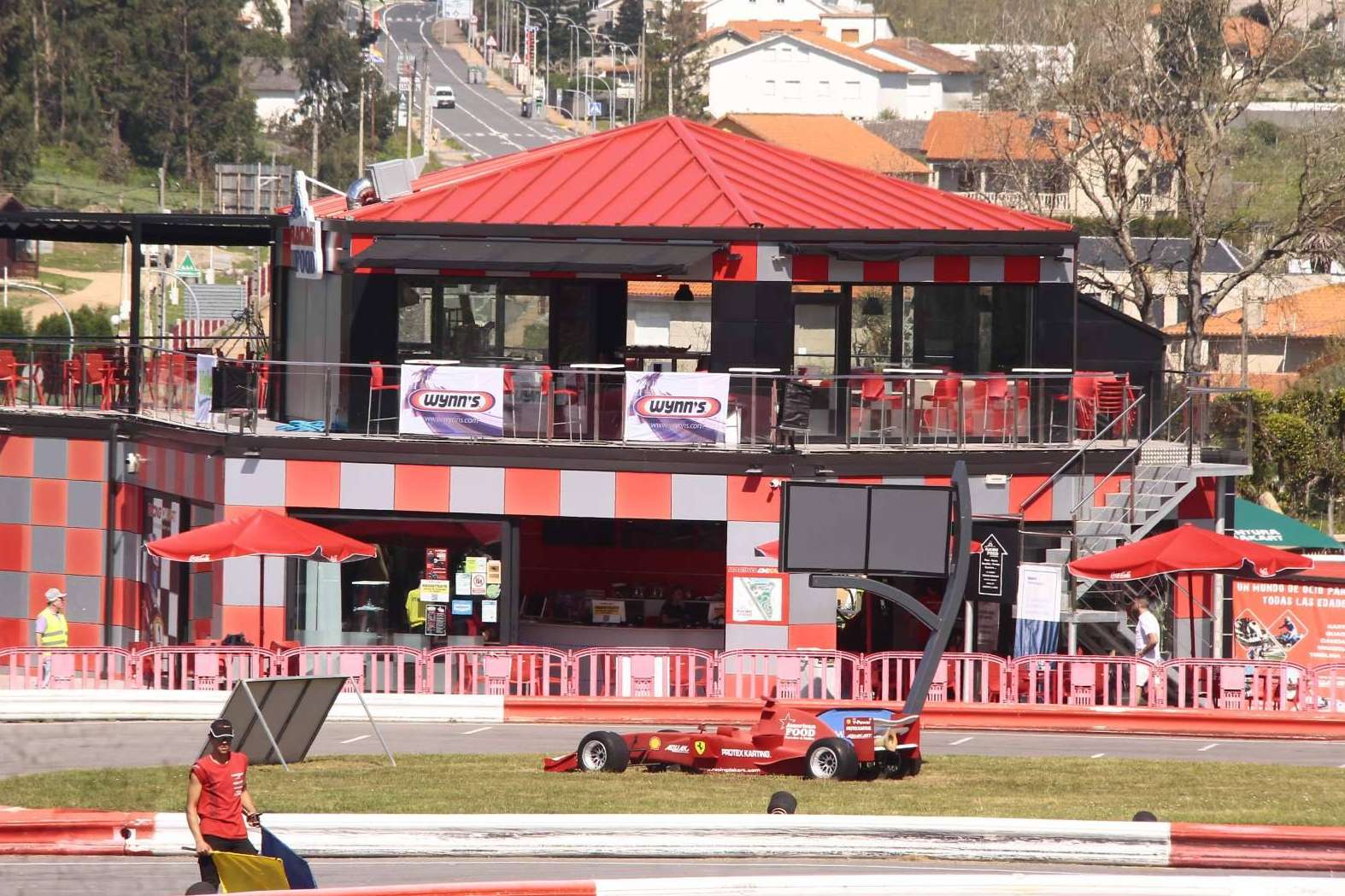 Racing Dakart ofrece a sus visitantes la emoción de ser un piloto de carreras mediante sus pistas de karting