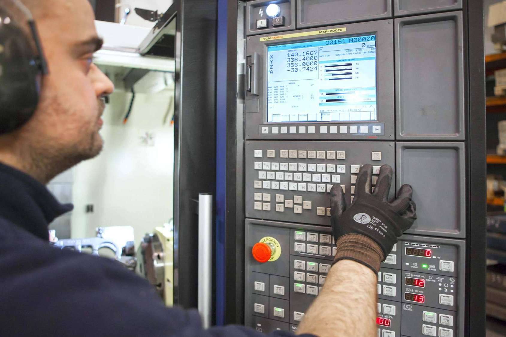 La importancia del personal cualificado y la maquinaria CNC en el mecanizado de precisión, por Inter 2000