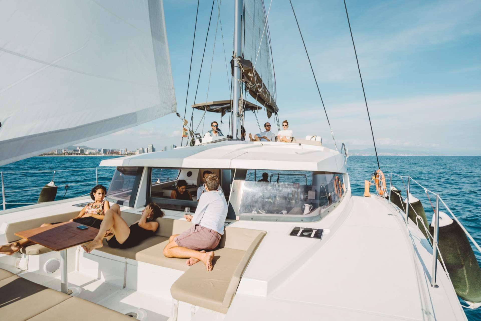 Disfrutar del Mar Mediterráneo con el alquiler de un catamarán privado en Barcelona