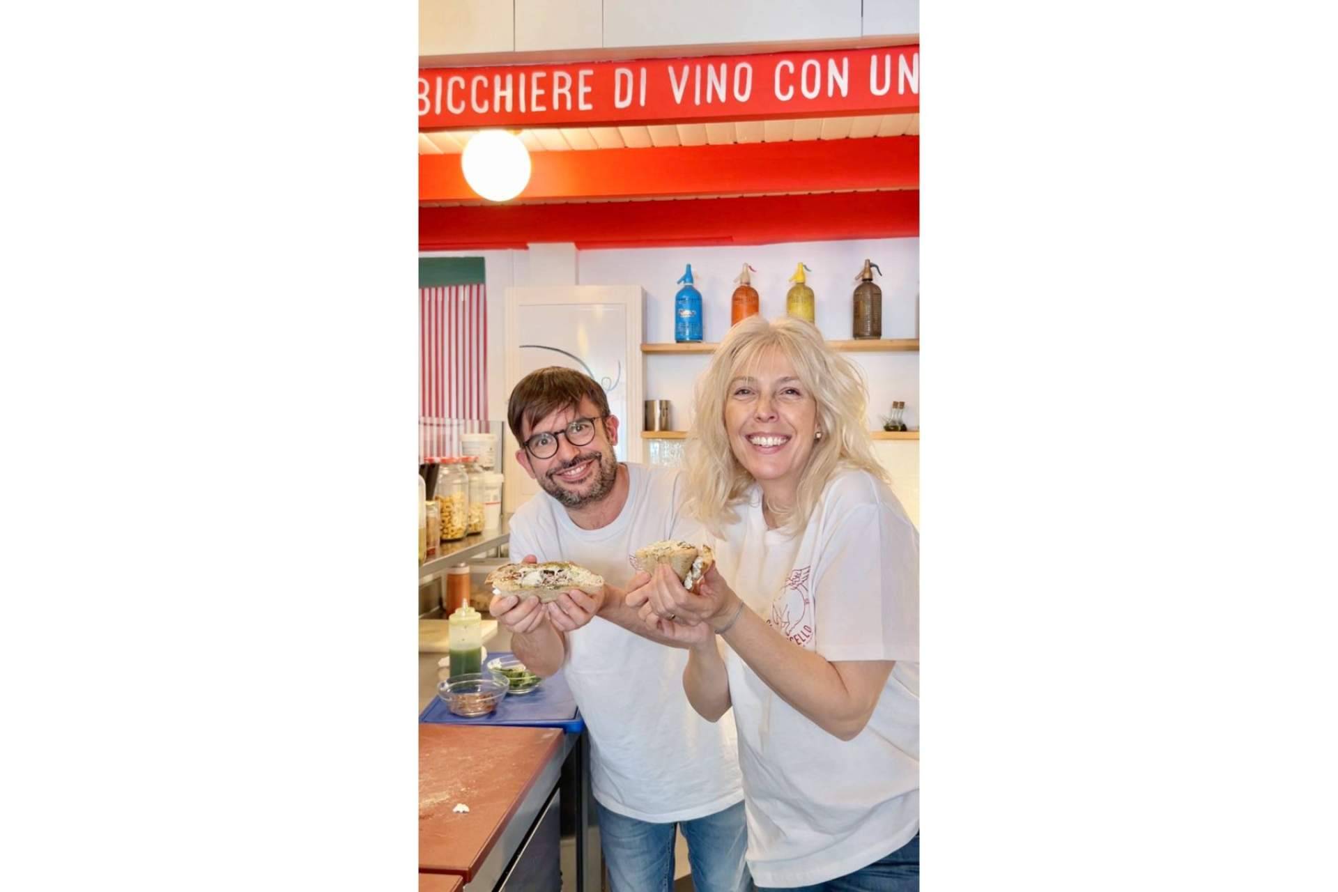 La nueva elaboración de los panini en Santo Porcello con Josep Sucarrats y Carme Gasull
