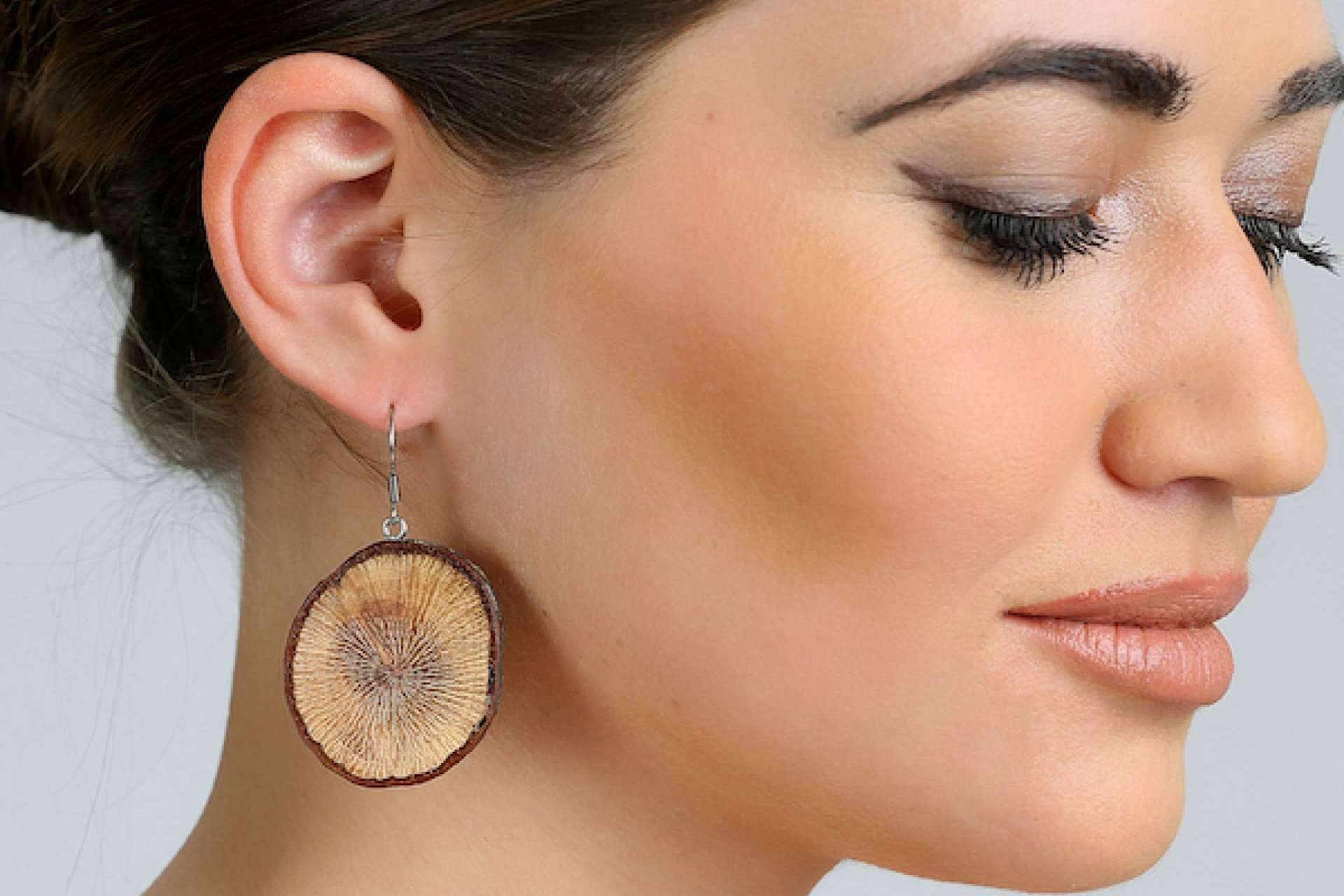Pendientes artesanales de Accesorios de Madera Joya, cómo elegir el adecuado para cada look