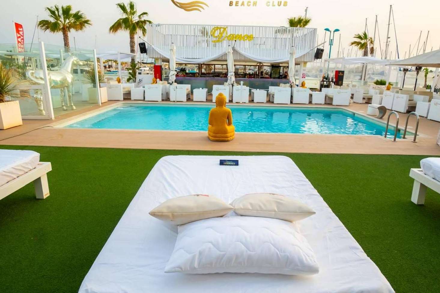 Despedidas de solteras en piscina, organizada por Despedidas Karamba