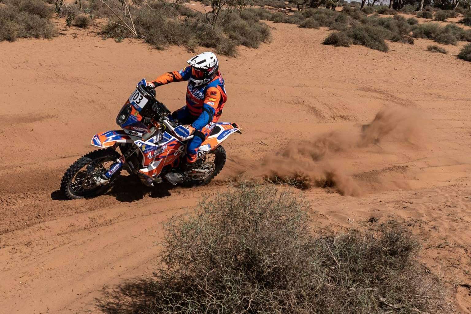 ADHESIVOSEMBARRADOS, innovación y diseño en adhesivos para motos off road